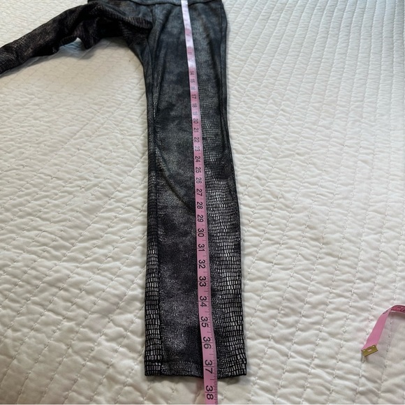 Jennifer Lopez Black and Sliver Snakeskin Pattern MidRise Knit Leggings Jegging - Picture 6 of 13